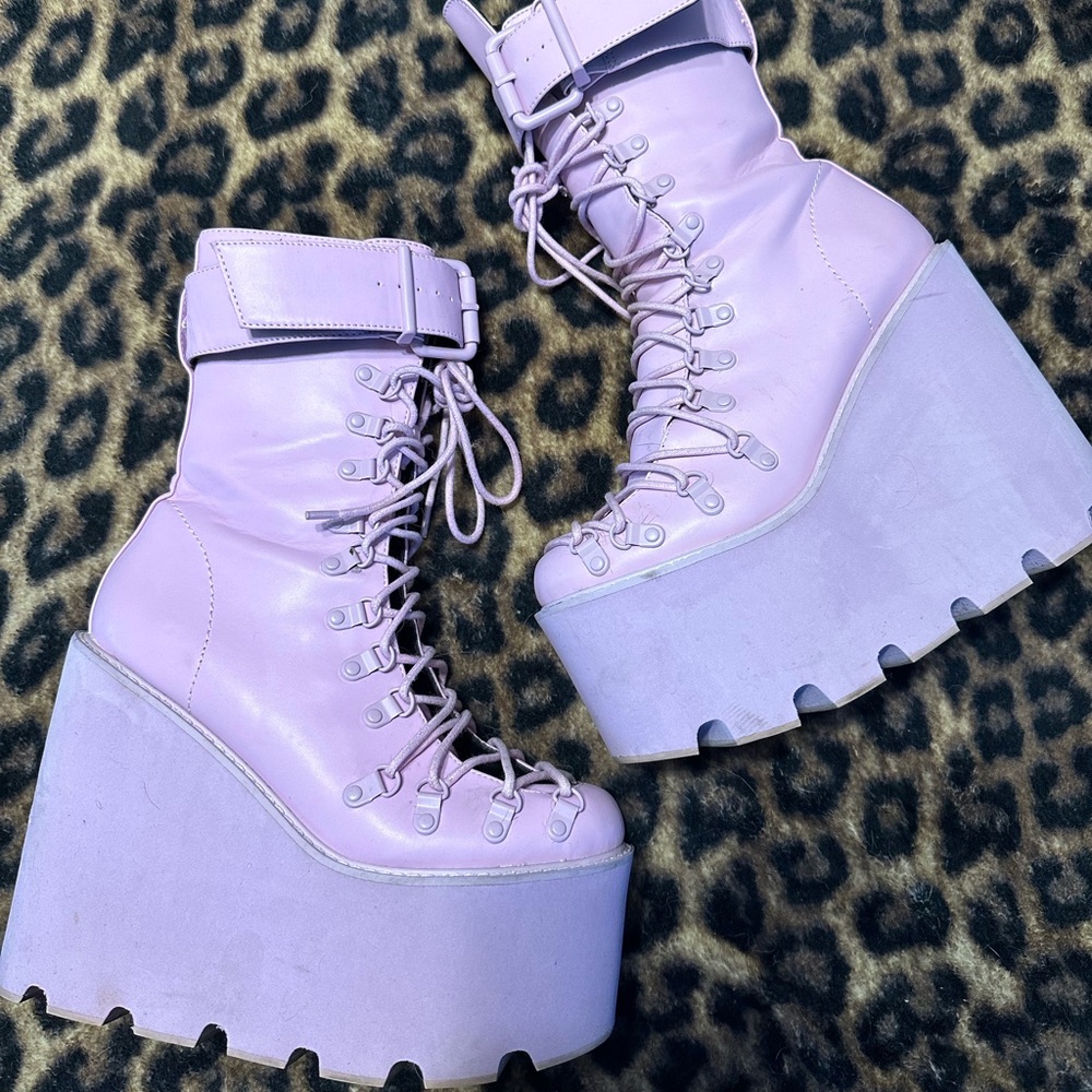 Current mood traitor boots lavender